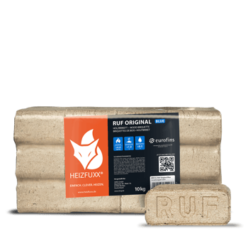 Holzbriquetts RUF Original von Heizfuxx in rechteckiger Verpackung. Text erklärt: „Heizfuxx – Einfach. Clever. Heizen.“ Verpackung enthält Details zu Energiegehalt und Feuchtigkeit. Brennstoff für umweltfreundliches Heizen.