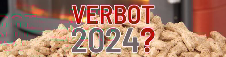 Holzpellets vor einem brennenden Ofen, im Vordergrund der Text "VERBOT 2024?". Das Bild thematisiert potenzielle Verbote im Heizungs- und Pelletbereich.