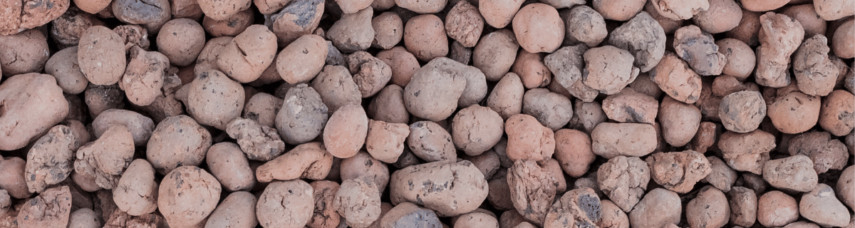 Panoramaaufnahme einer großen Menge brauner, runder Blähton-Kugeln als lose Schüttung.