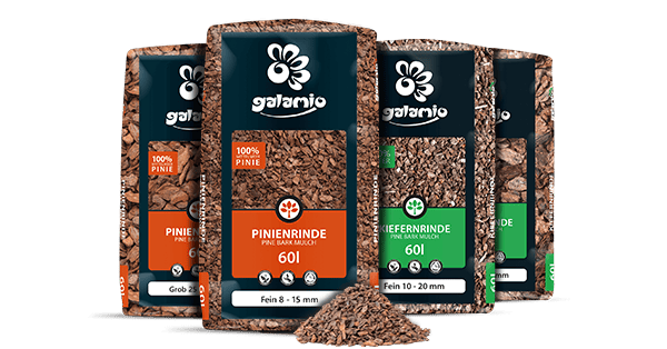 Säcke mit Mulch, in verschiedenen Körnungen. Die Säcke enthalten natürlichen Mulch, ideal für Bodenabdeckung, Unkrautreduzierung und Feuchtigkeitserhalt im Garten.