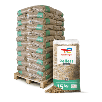 Ein Stapel 15 kg Holzpelletsäcke von TotalEnergies auf einer Holzpalette. Die Säcke sind in Reihen gestapelt, wobei einer separat vorne steht. Hochwertige Biomasse-Pellets für effiziente Heizlösungen.