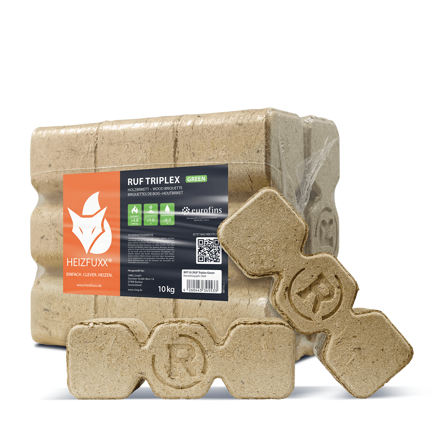 Holzbriketts „RUF Triplex Green“ von Heizfuxx, verpackt in Folie, mit Firmenlogo und QR-Code auf dem Etikett. Neben der Packung liegt ein einzelnes Brikett. Verpackung wiegt 10 kg. Passend für umweltfreundliches Heizen.