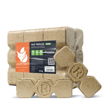 Holzbriketts „RUF Triplex Green“ von Heizfuxx, verpackt in Folie, mit Firmenlogo und QR-Code auf dem Etikett. Neben der Packung liegt ein einzelnes Brikett. Verpackung wiegt 10 kg. Passend für umweltfreundliches Heizen.