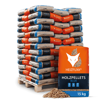 Ein Stapel Heizfuxx Holzpellets Blue 15 kg Säcke auf einer Palette, daneben ein einzelner, stehender Sack mit ausgestreuten Pellets. Perfekt für effiziente Heizlösungen.