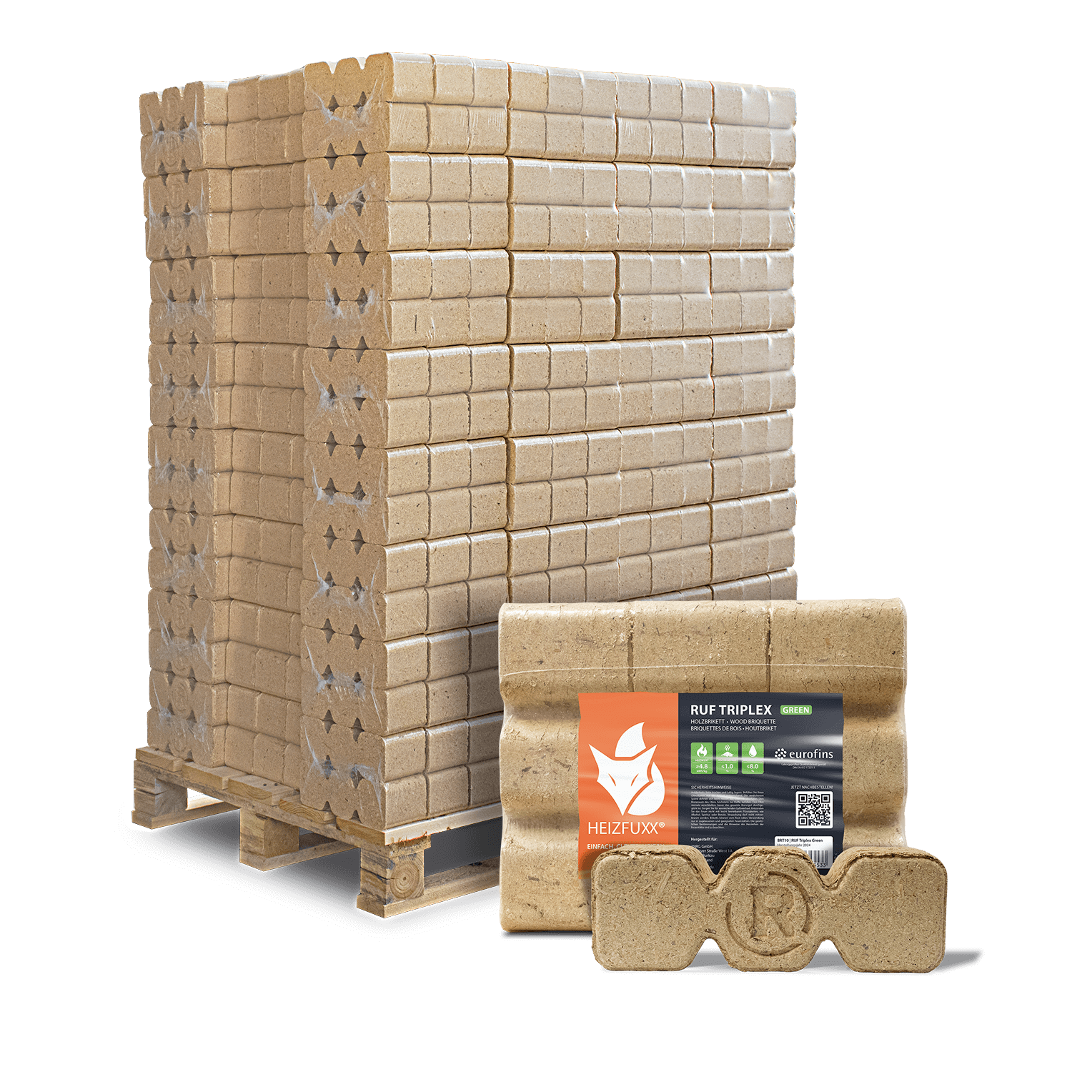 Eine Palette Holzbriketts RUF TRIPLEX von Heizfuxx, sauber gestapelt. Im Vordergrund ein einzelnes Brikett, daneben eine Verpackung mit Etikett und QR-Code. Ideal für effizientes Heizen.