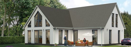 Modernes Einfamilienhaus mit Satteldach; Menschen entspannen auf Rattanmöbeln unter Sonnenschirmen im Garten; umgeben von grünen Bäumen und gepflegtem Rasen.