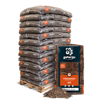 Palettenweise gestapelte Säcke mit Pinienrinde von Galamio, beschriftet mit "100% Pinie, 60L". Verpacktes Mulchmaterial, geeignet für Gartenbau, als Bodenabdeckung und zur Feuchtigkeitsregulierung.